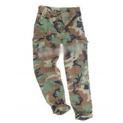 Pantaloni o camouflage