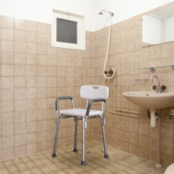 Homcom Silla tipo Taburete Ortopédico Regulable para Ducha y Baño - Color Blanco - Carga 135 Kg - 46,5x54.2x72,5-85 cm