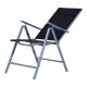 Mobilier de jardin avec 1 table et 6 chaises.