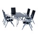 Mobilier de jardin avec 1 table et 6 chaises.