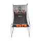 Jouer au basket pliant et portable.