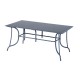 Mobilier de jardin avec 1 table et 6 chaises.