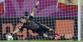 iker casillas parando un gol en portería de fútbol 11