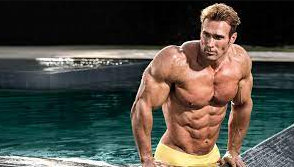 Il bodybuilder Mike O'Hearn sulla spiaggia