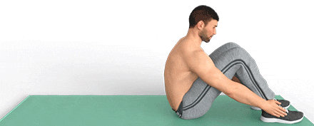 Oberkörper hebt sich mit nach vorne gerichteten Armen für Bauchmuskeln