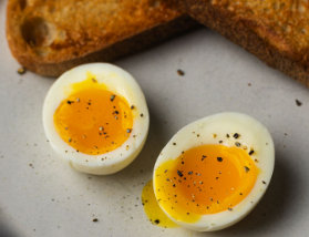 Mangia uova con alimenti proteici che lo contengono