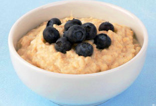 Oatmeal with blueberries during intermittent fasting