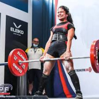 Ragazza che fa powerlifting