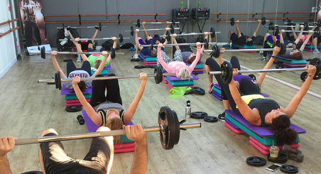 Garotas na academia fazendo Body Pump