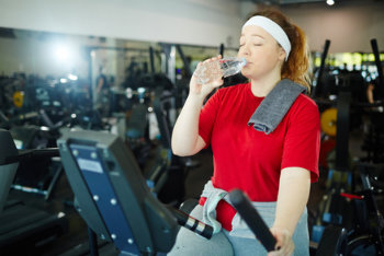 Fille débutante au salle de sport