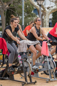 Gruppo di ragazze in classe di spinning in palestra