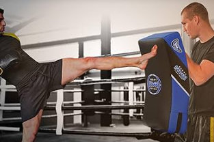 Allenamento di Muay Thai con i pad