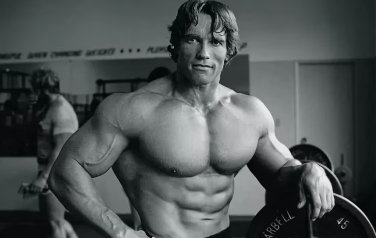 Arnold Schwarzenegger con muscoli definiti