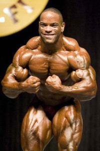 Bodybuilder Johnnie Jackson con muscolatura definita