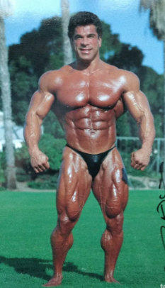 Lou Ferrigno con muscoli da competizione definiti