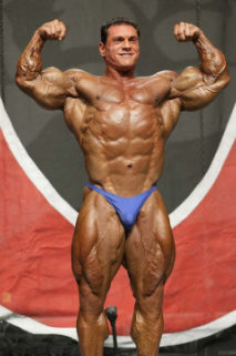 Paco Bautista in gara in Mister Olympia