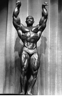 Sergio Oliva with marked muscles in victory pose