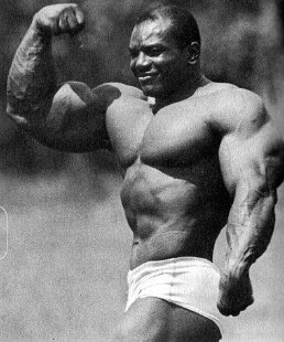 Culturista Sergio Oliva fuori stagione o in fase di massa