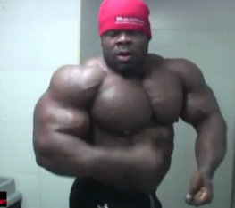 Fisiculturista Kai Green em fase de bulking, fora da temporada