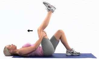 Stretching, estensione delle gambe stando sdraiati sul pavimento