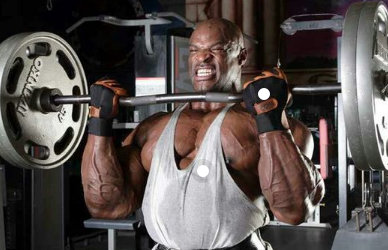 Bicipiti con bilanciere curl 21 nella routine di Ronnie Coleman