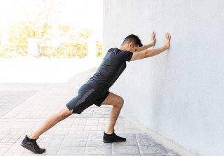 Disegnando su come allungare le gambe sul muro