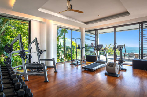 Ein Fitnessstudio mit Spa-Bereich