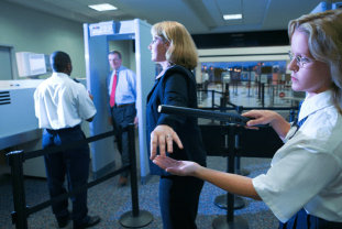 Sicherheitspersonal an einem Flughafen