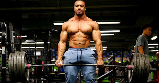 Larry Wheels no levantamento de peso