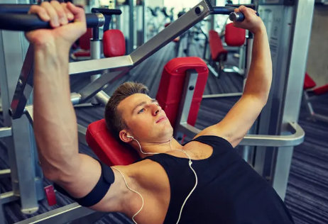 Personentraining auf einer Hammermaschine im Fitnessstudio