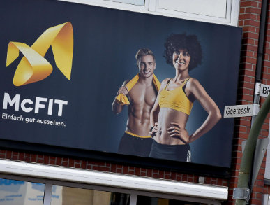 Logo und Slogan des McFIT-Fitnessstudios