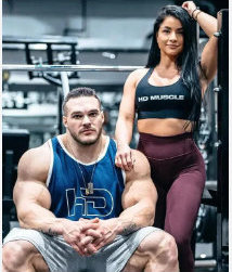 Il bodybuilder Nick Walker con la sua ragazza.