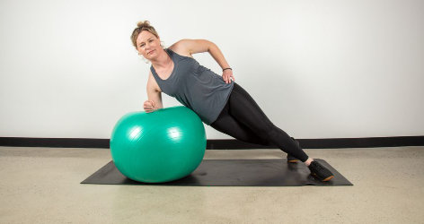 Prancha isométrica com uma bola de equilíbrio