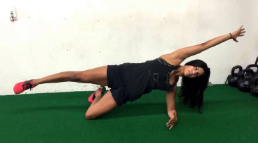 Como fazer a prancha abdominal lateral sobre um joelho