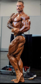 Seitliche Brust-Bodybuilding-Pose – CBUM