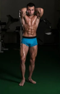 Pose de bodybuilder abdominaux et jambes