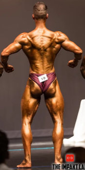 Pose de bodybuilder semi-détendue sur le dos