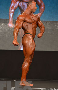 Seitlich entspannte Bodybuilder-Pose