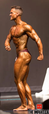 Seitlich entspannter Bodybuilder