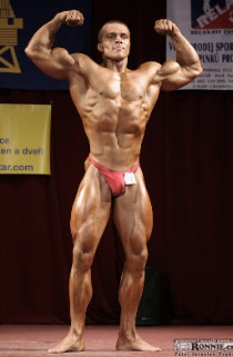 Posa di bodybuilding - doppio bicipite anteriore