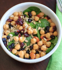 Salade d'épinards, pois chiches et graines de tournesol