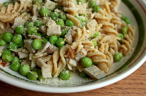 Whole wheat pasta with peas to combine vegetable protein