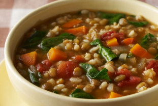 Zuppa di orzo e lenticchie per le migliori proteine ​​vegetali