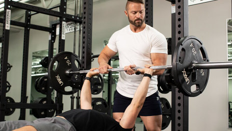 Helfen Sie als Spotter im Fitnessstudio