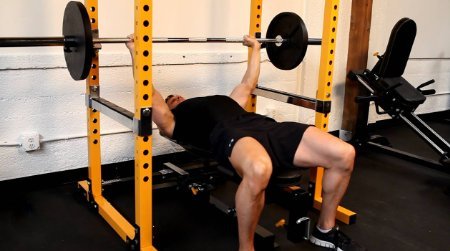 Bench press with safety supports