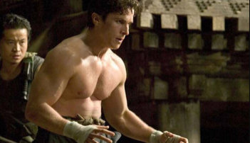 Il corpo di Christian Bale con i muscoli per Batman