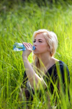 beber agua durante la actividad física