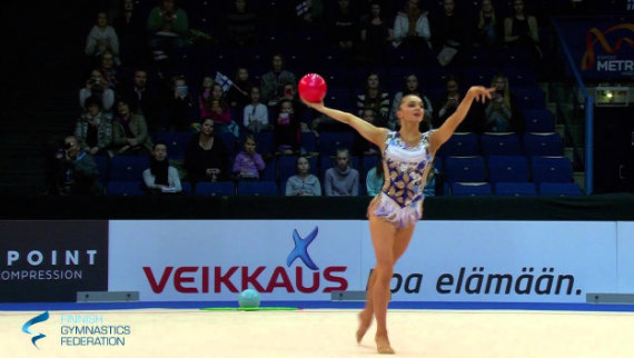 gimnasia ritmica con una pelota